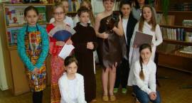 Pierwszoklasiści „Piątki” pasowani na czytelnika