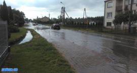 W Szumowie strażacy wypompowywali wodę z zalanych ulic