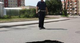 Dziura w jezdni na skrzyżowaniu ul. Raginisa z drogą osiedlową.