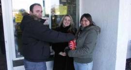 Wolontariuszki przy Centrum Handlowym EDEN- Lewiatan - godz. 13.20 /Fot. Grzegorz...