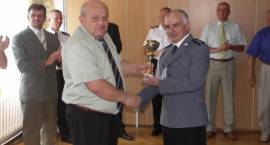 Święto Policji - puchar dla zwycięzców zawodów strzeleckich/Fot. G. Zawistowski