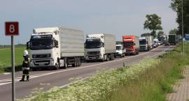 DK8: TIR w rowie