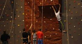 Pnij się w górę na ściance wspinaczkowej w ZS1