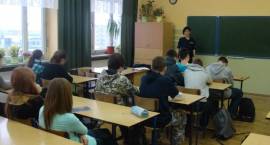 Funkcjonariusze zambrowskiej policji na spotkaniach prewencyjnych w zambrowskich szkołach