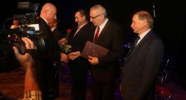 Dyrektorzy i nauczyciele szkół miejskich wyróżnieni