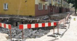 Trwają prace przy budowie ulicy za blokiem Białostocka 3. Rozbiórka starej kotłowni i...