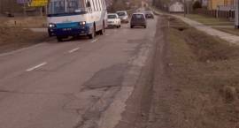 Dziury, nierówności i koleiny na drodze Zambrów - Wysokie Maz. stanowią duże zagrożenie...
