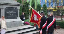 Poczet sztandarowy Miasta Zambrów przed pomnikiem Powstania Styczniowego/Fot. GZAW