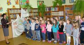 Pierwszoklasiści „Piątki” pasowani na czytelnika