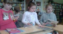 Pasowanie na czytelnika dla pierwszoklasistów ze Szkoły Podstawowej nr 4 w Zambrowie