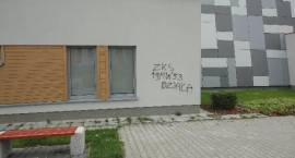 Zniszczona elewacja na budynku Centrum Kultury