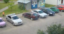 Parking przy ul. Papieża Jana Pawła II -  Mercedes E-Class (Taxi) i Opel Kadett zajmują...