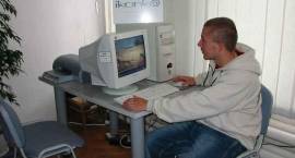 czytelnik korzystający z Internetu w hotspocie / Fot. GZAW
