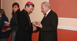 Spotkanie opłatkowe zambrowskich nauczycieli z ks. bp. Tadeuszem Bronakowskim