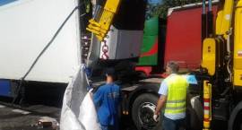 Ciężarowe Volvo wjechało w kolumnę pojazdów stojących przed sygnalizacją świetlną