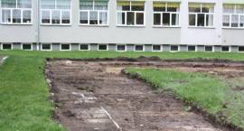 Budowa placu zabaw przy Szkole Podstawowej nr 3 w Zambrowie. Stan prac na: 1.10.2010r.