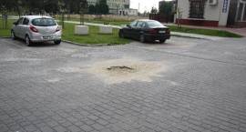 Dziura w drodze przy budynku Grunwalkdza 2