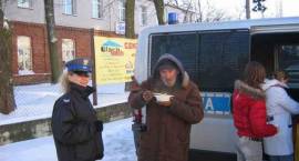 Policjanci, pracownicy Caritas i wolontariusze odwiedzili osoby bezdomne i samotne w...