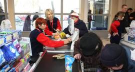 Uroczyste otwarcie Tesco w Zambrowie. Pierwsi klienci robią zakupy.