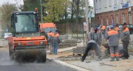 Pracownicy układają ostatnie m2 parkingów z kostki brukowej /Fot. 23.10.2007 r. Daniel...