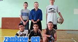 Grupa sportowców z klas 6 na treningu w SP3 /Fot. GZAW