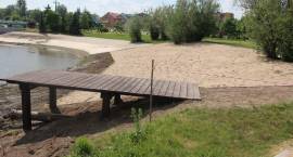 Zalew miejski pięknieje - nowy pomost i usypana plaża