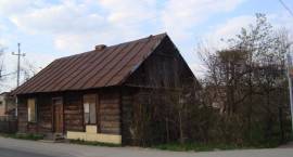 Stary dom i wąski chodnik na Obrońców Zambrowa