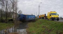 Ciągnik siodłowy z naczepą znalazł się w rowie