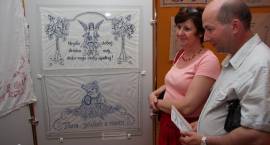 Wystawa makatek w Regionalnej Izbie Historycznej w Zambrowie