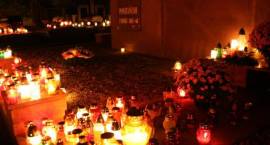 Cmentarz parafialny w Zambrowie. Wieczorem w dn. 31.10.2009 r.