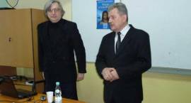 Wykładowcy uniwersyteccy prowadzą zajęcia z młodzieżą w ZSA Zambrów
