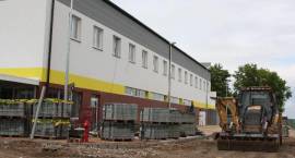 Budowa przy szpitalu nowego obiektu handlowo-usługowego dobiega końca
