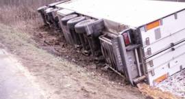 TIR wpadł do rowu na trasie nr 8 w okolicach miejscowości Żabikowo /Fot. SOS ASSISTANCE...