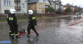 W Szumowie strażacy wypompowywali wodę z zalanych ulic