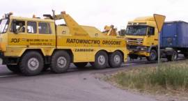 Pomoc Drogowa holuje ciężarówkę po karambolu na drodze krajowej nr 8 w okolicach m....