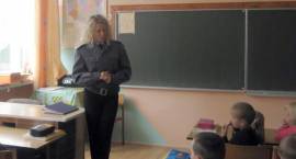 st. sierż. Monika Dąbrowska z Zespołu Prewencji Kryminalnej KPP w Zambrowie udziela rad...