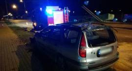 Osobówka ścięła słup na alei