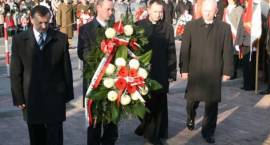 Miejskie obchody 90. rocznicy Odzyskania Niepodległości - wiązankę składa delegacja...