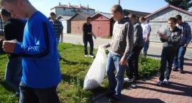Uczniowie Zespołu Szkół Agroprzedsiębiorczości biorą udział w akcji Sprzątanie Świata -...