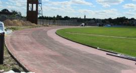 Układają tartan na bieżni Stadionu Miejskiego