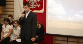 Uroczysty apel w ZSA z okazji 90. rocznicy odzyskania Niepodległości. Montaż...