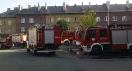 Samochody kompanii odwodowej ze sprzętem wodnym na placu Komendy Powiatowej PSP w...