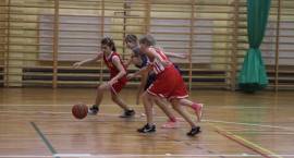 Klasy sportowe rywalizują w koszykówce