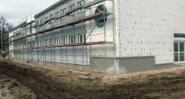 Trwa ocieplanie i tynkowanie części socjalnej  - stan na dn. 16.04.2008 r./Fot. Daniel...