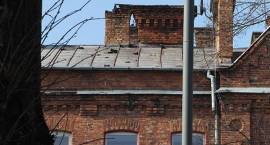 Rozpadający się komin straszy przechodniów