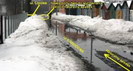 Ul. Ogrodowa. Najniższa jej część zalana jest kilkunastocentymetrową warstwą wody
