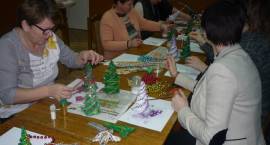 Panie z gminy Szumowo poznały tajniki powstawania wyrobów z papierowej wikliny