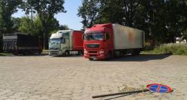 Parkujące przy dworcu PKS ciągniki siodłowe stwarzają niebezpieczeństwo ?