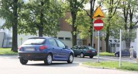 Droga na skróty – mieszkańcy budynku Paderewskiego mają dość kierowców.