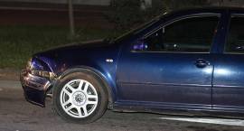 Kolizja w centrum Zambrowa. Kierowca osobowego VW Golfa uderzył w motocykl
